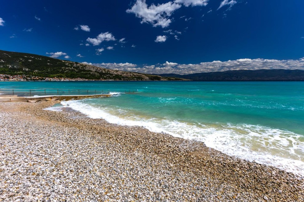 Če to na plaži počnete tudi vi, škodite vsem nam: osupljivo razkritje, kaj naravi naredi že en odvržen ... (foto: Profimedia)