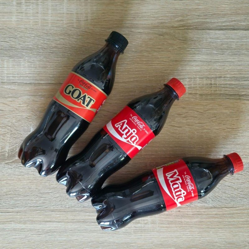 Ko ti nekdo podari plastenko z zapisom ali celo tvojim imenom, gre za nekaj več - za osebno sporočilo