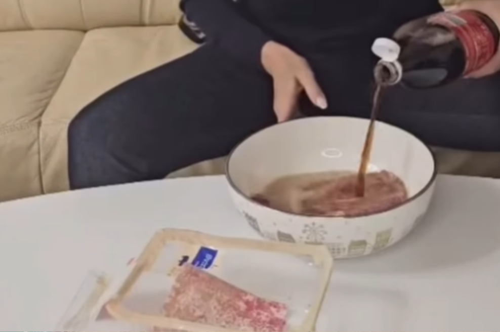 Srbkinja s kokakolo polila svinjski zrezek in osupnila vse: njena objava razdelila splet, ljudje besno odgovarjajo (VIDEO) (foto: Instagram/posnetek zaslona)