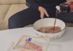 Srbkinja s kokakolo polila svinjski zrezek in osupnila vse: njena objava razdelila splet, ljudje besno odgovarjajo (VIDEO)