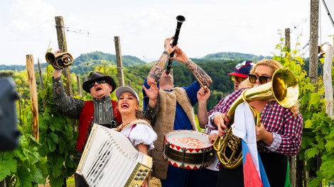 skupina Agropop videospot pesem Skupaj se veselimo
