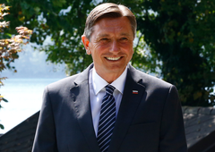Borut Pahor ponudil vpogled v svojo omaro: za obleko pripravljen odšteti toliko, se vam zdi preveč?