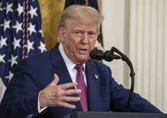 Izraelski napad na Iran: Trump zanika vpletenost ZDA in upa na pogajanja