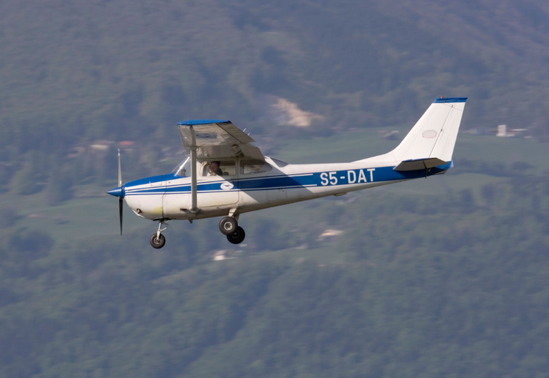 Na Primorskem strmoglavilo letalo: po prvih podatkih je umrla ena oseba