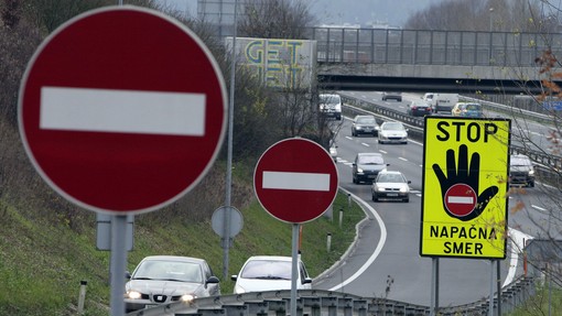 Vožnja v nasprotno smer po dolenjski avtocesti: policija prejela prijave občanov