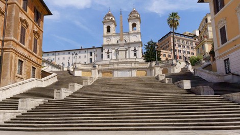 Vozilo znova uničevalo ikono Rima. Španske stopnice ponovno tarča voznikov