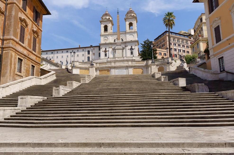 Vozilo znova uničevalo ikono Rima. Španske stopnice ponovno tarča voznikov (foto: Profimedia)