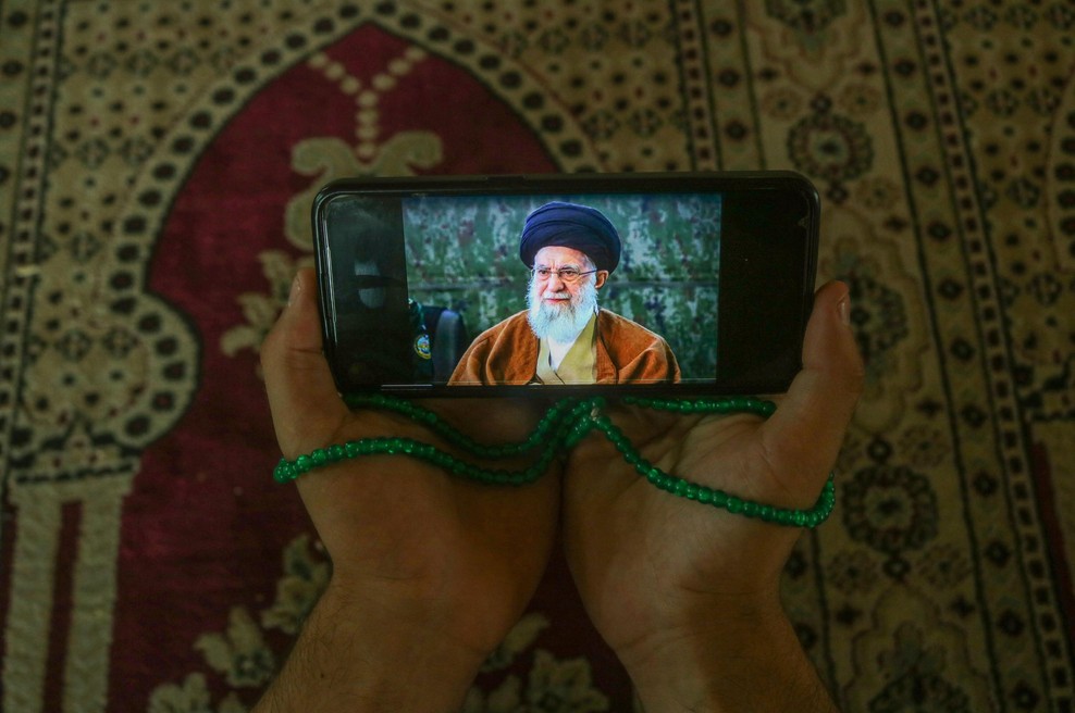 Oglasil se je iranski vrhovni voditelj ajatola Ali Hamenej in posvaril ZDA ... (foto: Profimedia)