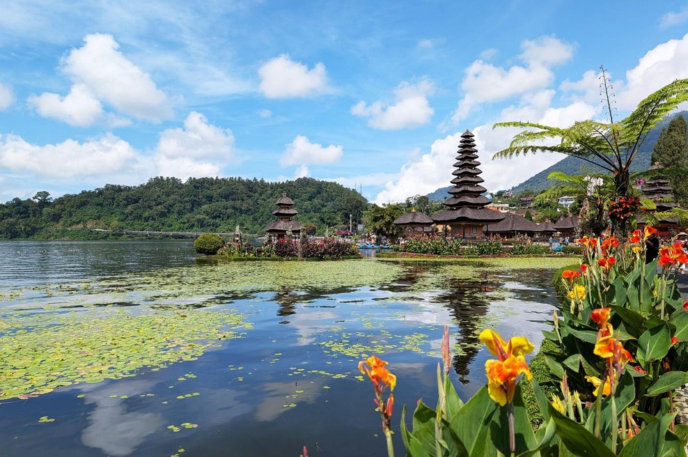 Indonezija spet na naslovnicah – toda tokrat razlog ni turizem (foto: Profimedia)
