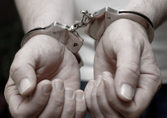 Policija prijela moškega, ki je več mesecev spravljal ljudi v veliko nevarnost