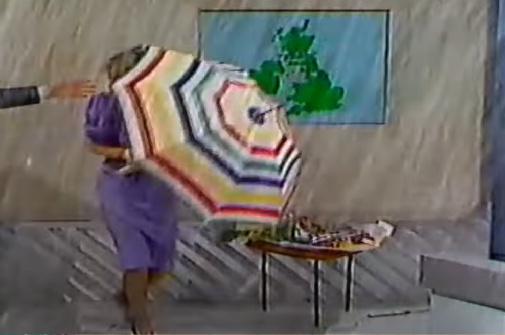 Umrla legendarna televizijska vremenoslovka: njene napovedi so bile hit po vsej državi (foto: YouTube/posnetek zaslona)