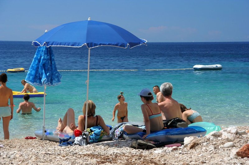 morje plaža jadran hrvaška dopust starši deklica groza