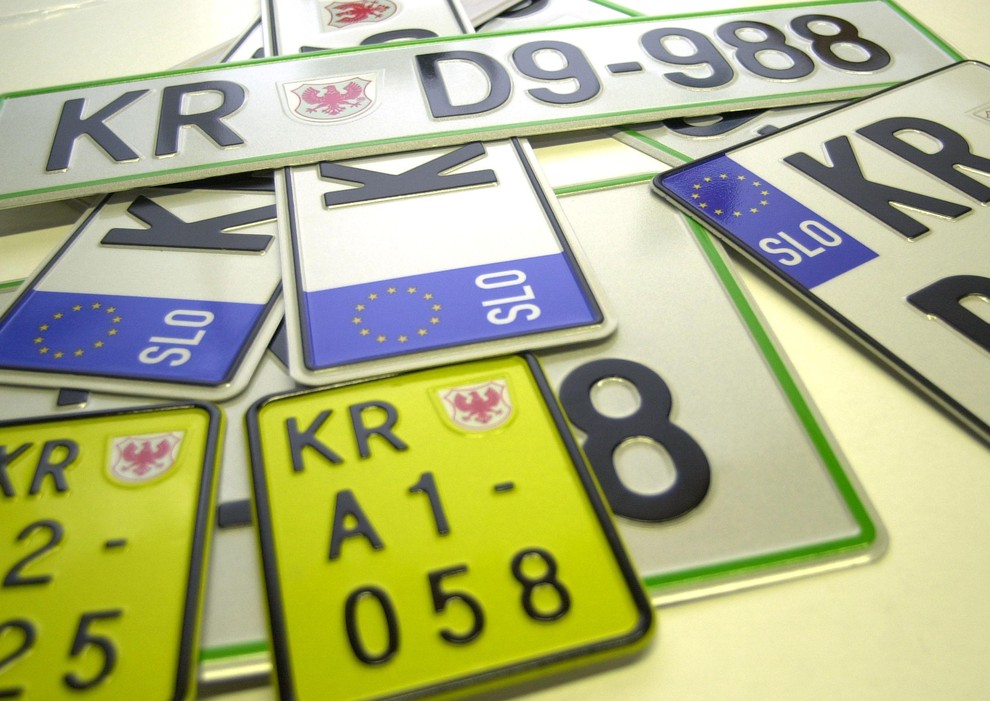 Od bizarnosti do genialnosti: kaj vse piše na registrskih tablicah slovenskih avtomobilov? (FOTO)