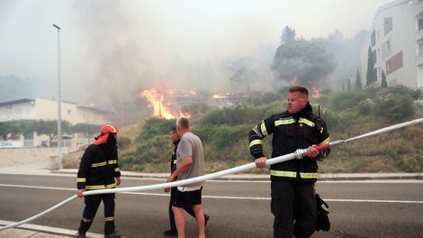 Gasilcem uspelo omejiti požar pri Omišu, vendar nevarnosti še ni konec