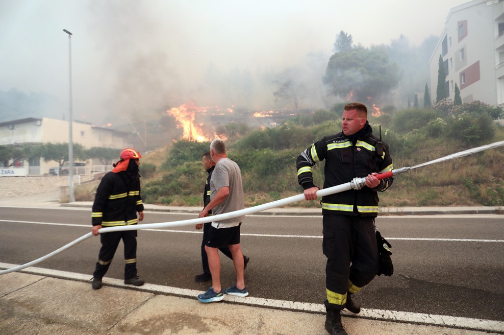 Gasilcem uspelo omejiti požar pri Omišu, vendar nevarnosti še ni konec (foto: Bobo)