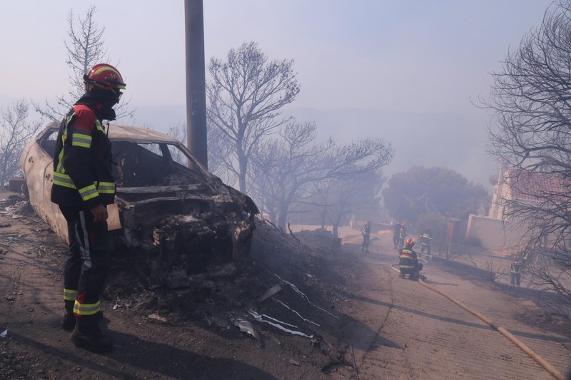 Gasilcem uspelo omejiti požar pri Omišu, vendar nevarnosti še ni konec