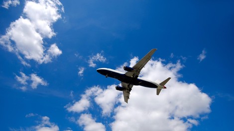 Nova žarišča na zemljevidu: svetovne letalske družbe zapirajo vrata določenim državam