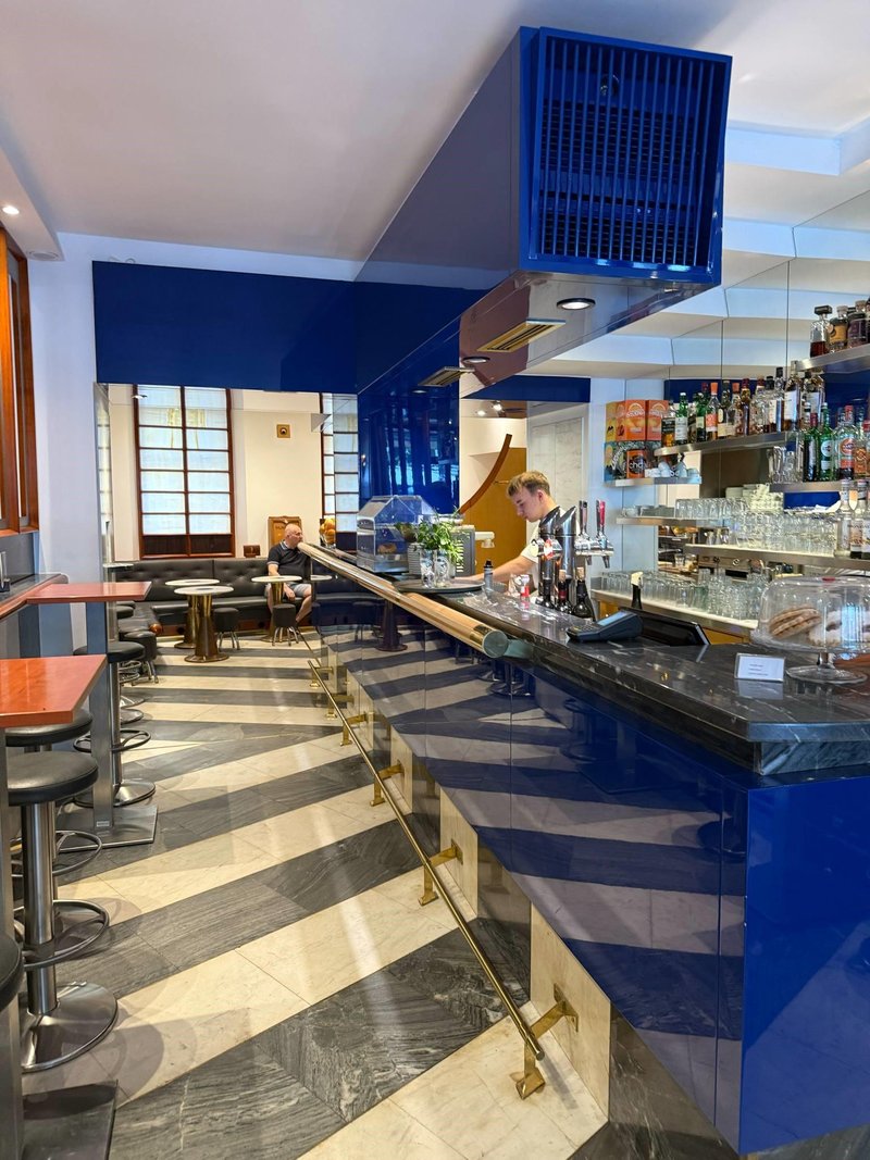 Platana bar sank terasa
