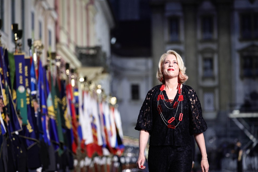 Po rdeči preprogi so se sprehodili predsednica države Nataša Pirc Musar, predsednica državnega zbora Urška Klakočar Zupančič, premier Robert Golob …