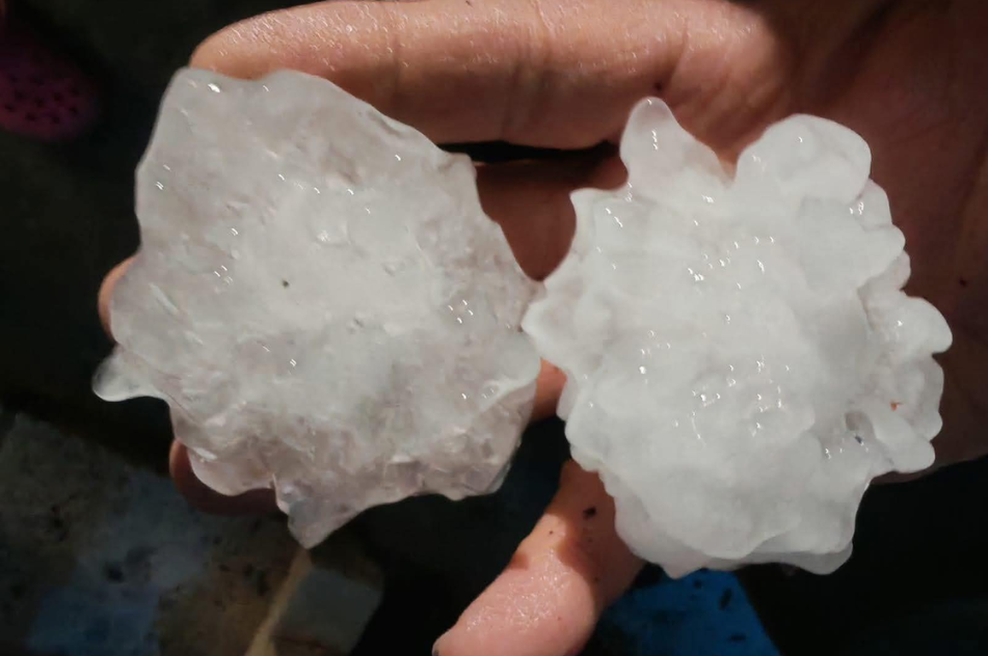 Padla toča velikanka! Ta nevihta je prek Nove Gorice na poti proti Ljubljani (foto: Facebook/Neurje.si)
