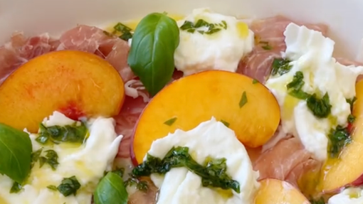 Poletna solata malo drugače: enostaven, a božanski recept, ki posebej prav pride sredi vročinskega vala