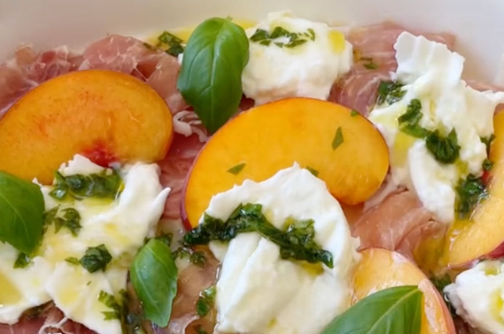 Poletna solata malo drugače: enostaven, a božanski recept, ki posebej prav pride sredi vročinskega vala (foto: TikTok/foxnestfood)