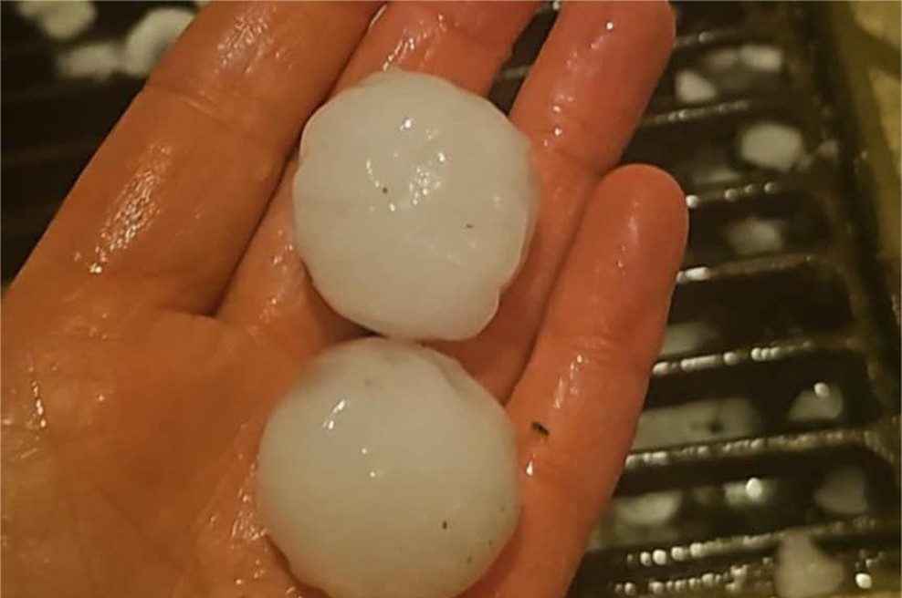 Noč je bila vse prej kot mirna: toča na Štajerskem in Notranjskem, močan veter, številna podrta drevesa ... (FOTO) (foto: Neurje.si)