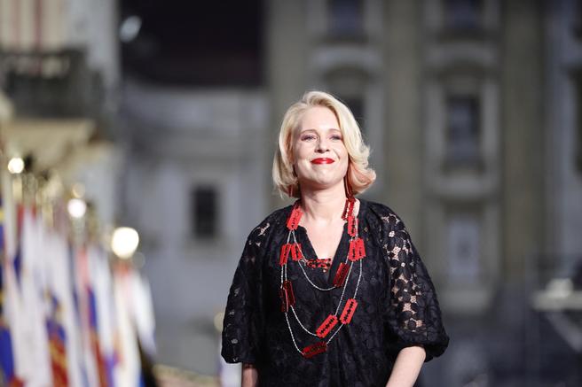 Urška Klakočar Zupančič ogrlica Evil Eve državna proslava