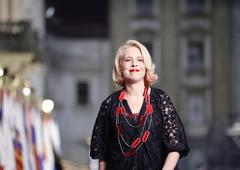 Urška Klakočar Zupančič v čipkasti opravi v središču pozornosti: en detajl na njej je sprožil burno razpravo