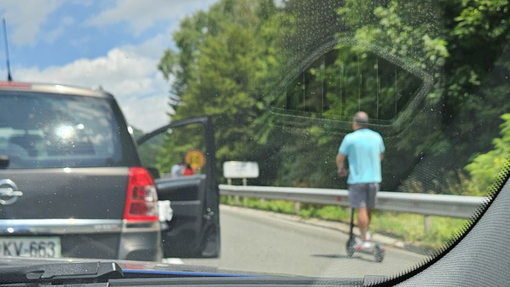 Osupljiva neodgovornost nekaterih voznikov v zastoju: s takšnim početjem v nevarnost spravljajo sebe in druge