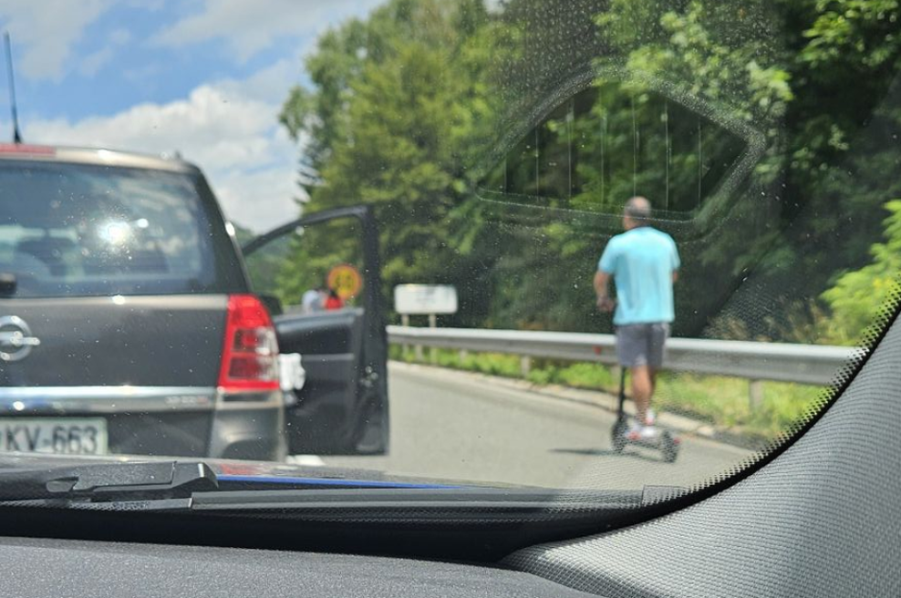 Osupljiva neodgovornost nekaterih voznikov v zastoju: s takšnim početjem v nevarnost spravljajo sebe in druge (foto: Facebook/Ustvarimo Reševalni pas na avtocestah/Maja Terpin)