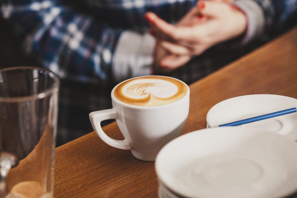 Kava z dodatki: perfekcionizem in potreba po nadzoru Če naročate kavo s številnimi spremembami – brez kofeina, z ovsenim mlekom …