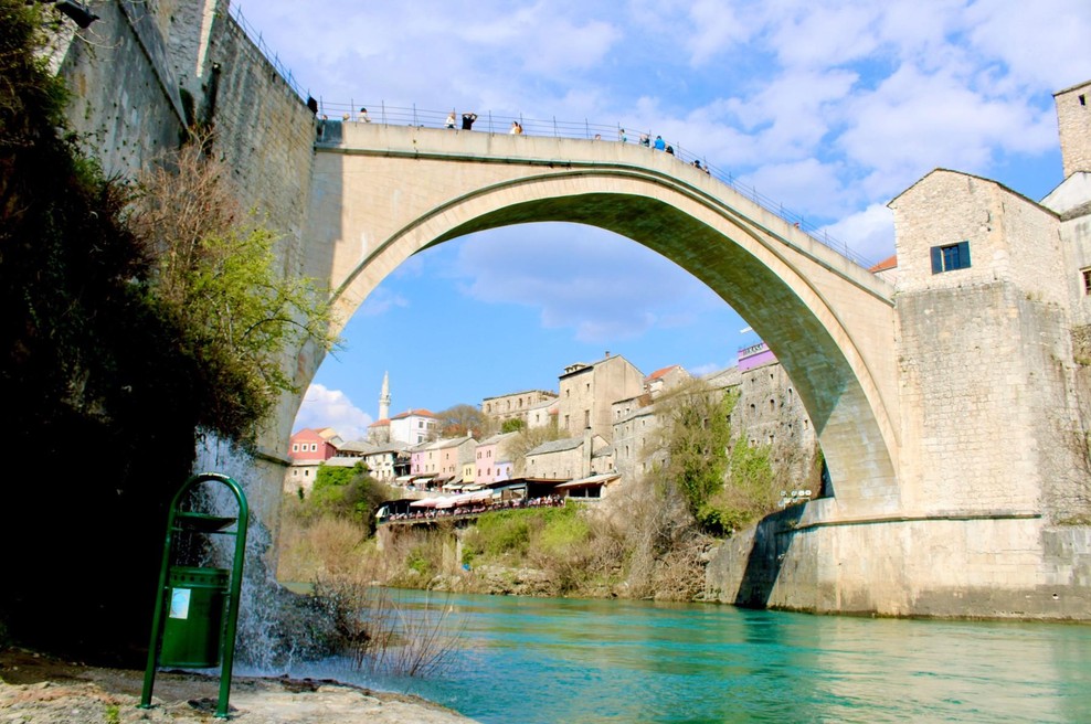 Turist na lastno pest skočil s slavnega mostu, kar je sledilo, močno odmeva (foto: Profimedia)