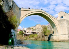 Turist na lastno pest skočil s slavnega mostu, kar je sledilo, močno odmeva