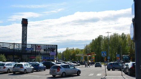 trgovski center parkirišče avtomobili kraja policija