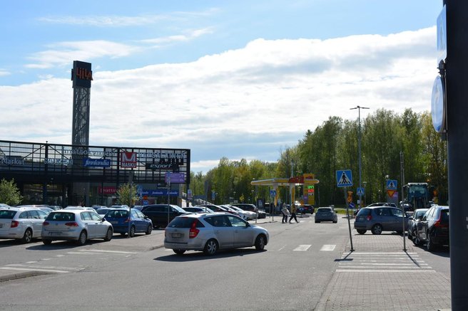 trgovski center parkirišče avtomobili kraja policija