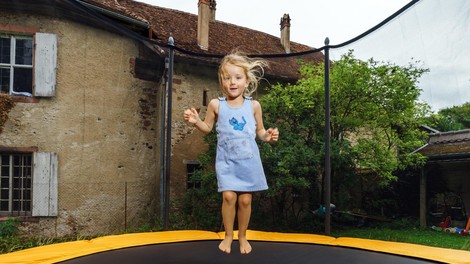 Otroci obožujejo trampoline – a NIJZ opozarja na nekaj, kar starši pogosto spregledajo