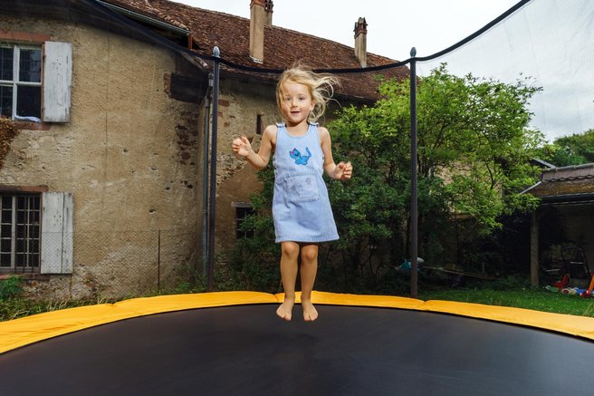 Otroci obožujejo trampoline – a NIJZ opozarja na nekaj, kar starši pogosto spregledajo