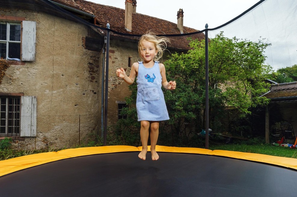 Otroci obožujejo trampoline – a NIJZ opozarja na nekaj, kar starši pogosto spregledajo (foto: Profimedia)