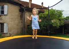 Otroci obožujejo trampoline – a NIJZ opozarja na nekaj, kar starši pogosto spregledajo