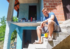 Bi vi za tole odšteli 5000 evrov?! Vplivnež za smešno ceno kupil hišo pri naših sosedih, razkrili so, kje stoji (FOTO)