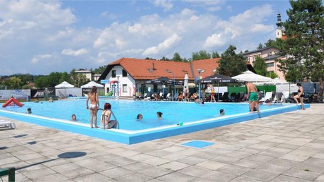 Trenutek nepazljivosti na kopališču Šentjur: petletnik snel plavalne rokavčke in skočil v bazen, sledilo je ...