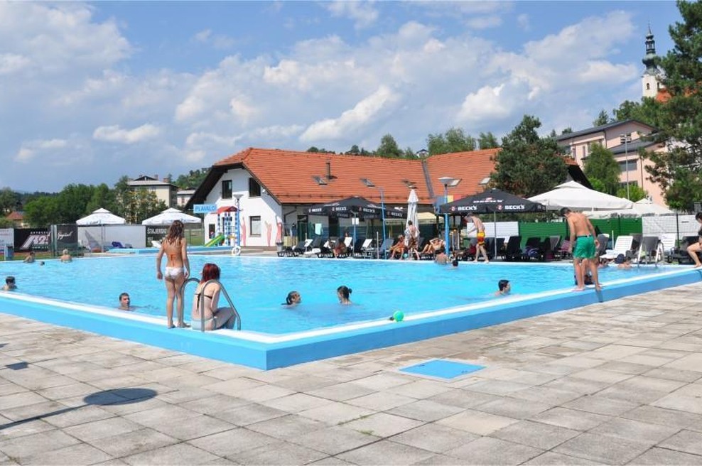 Trenutek nepazljivosti na kopališču Šentjur: petletnik snel plavalne rokavčke in skočil v bazen, sledilo je ... (foto: Facebook/Bazen Šentjur)
