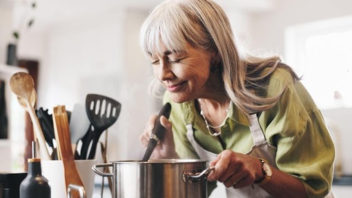 Zmehča meso in podaljša rok trajanja sadja: to živilo za manj kot 1 evro imamo v shrambah vsi, a ga ne znamo uporabljati
