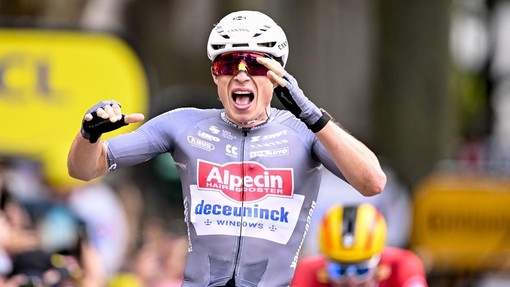 Kaotično prvo etapo zmagal Philipsen, Roglič in Evenepoel izgubila več kot pol minute