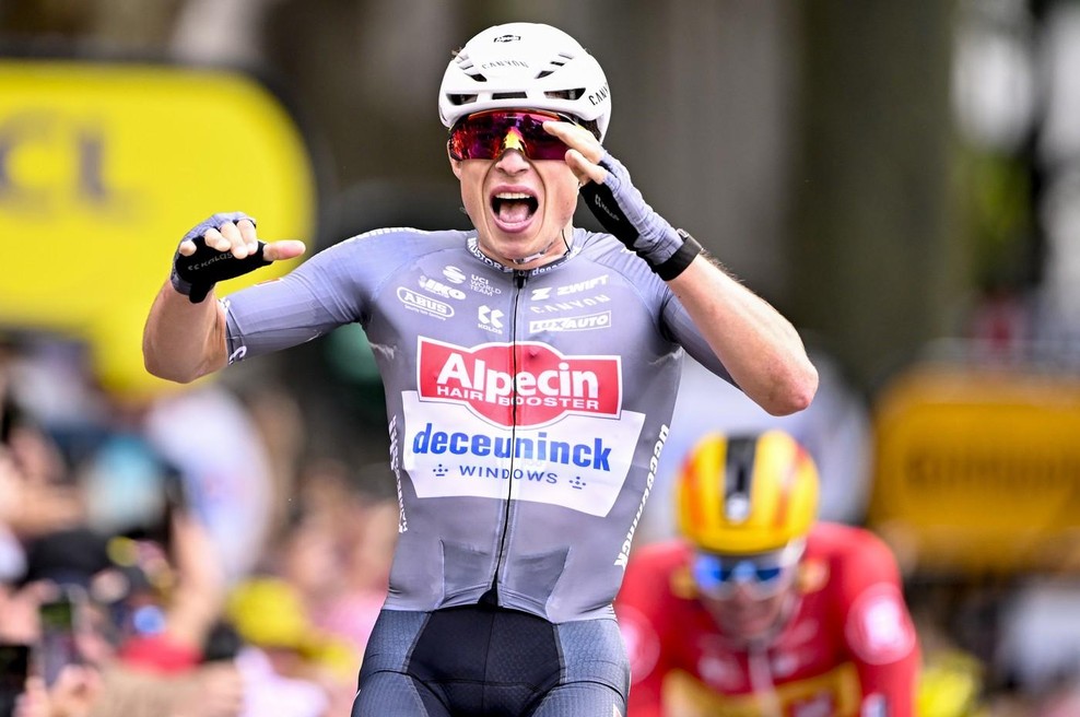 Kaotično prvo etapo zmagal Philipsen, Roglič in Evenepoel izgubila več kot pol minute (foto: Profimedia)