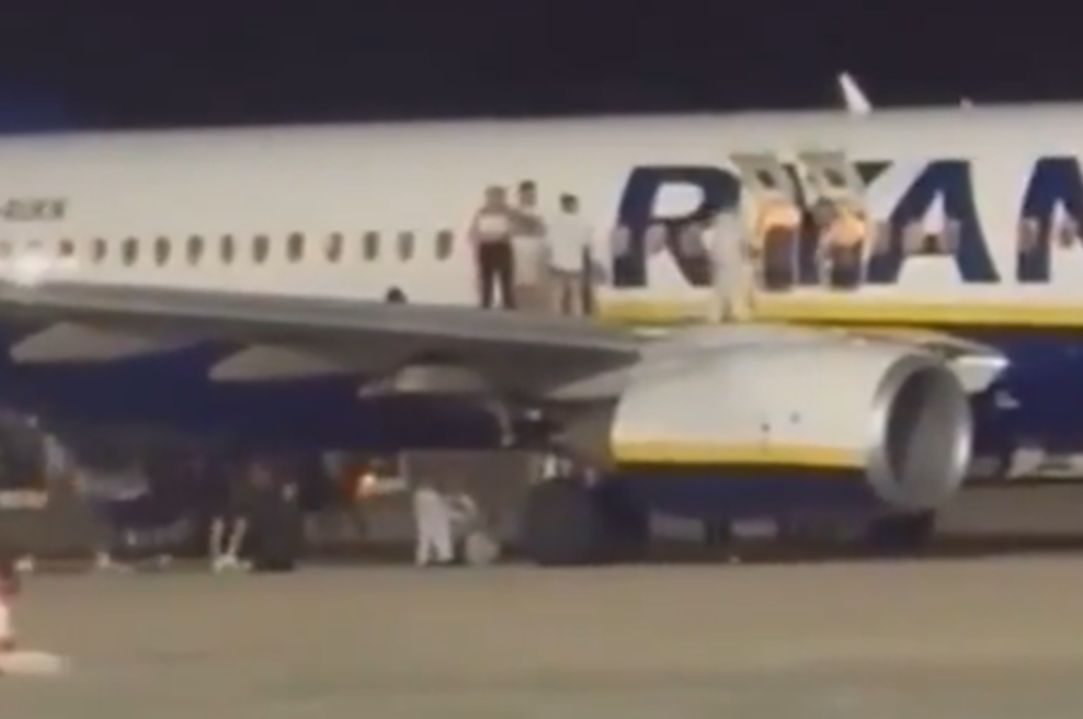 Lažni preplah na letalu: ljudje skakali s kril, šest oseb odpeljali v bolnišnico (VIDEO) (foto: Twitter/FlightModeblog/posnetek zaslona)