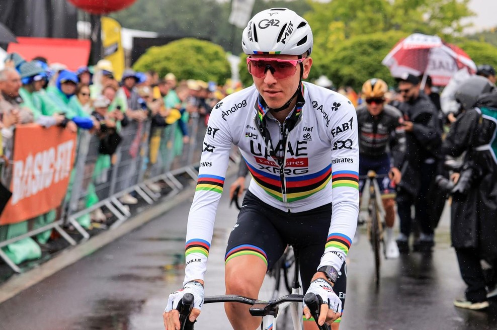 Van der Poel v sprintu premagal Pogačarja in oblekel rumeno majico (foto: Profimedia)