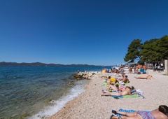Dvakrat so morali pogledati, ali je res, kar vidijo! Šokantno obnašanje turistov na priljubljeni plaži na Jadranu