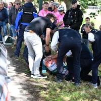 Tour de France pretresla huda nesreča – kolesarski zvezdnik končal v bolnišnici